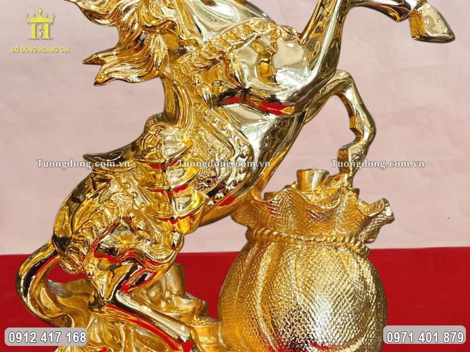 Toàn bộ bề mặt được mạ vàng 24K sang trọng